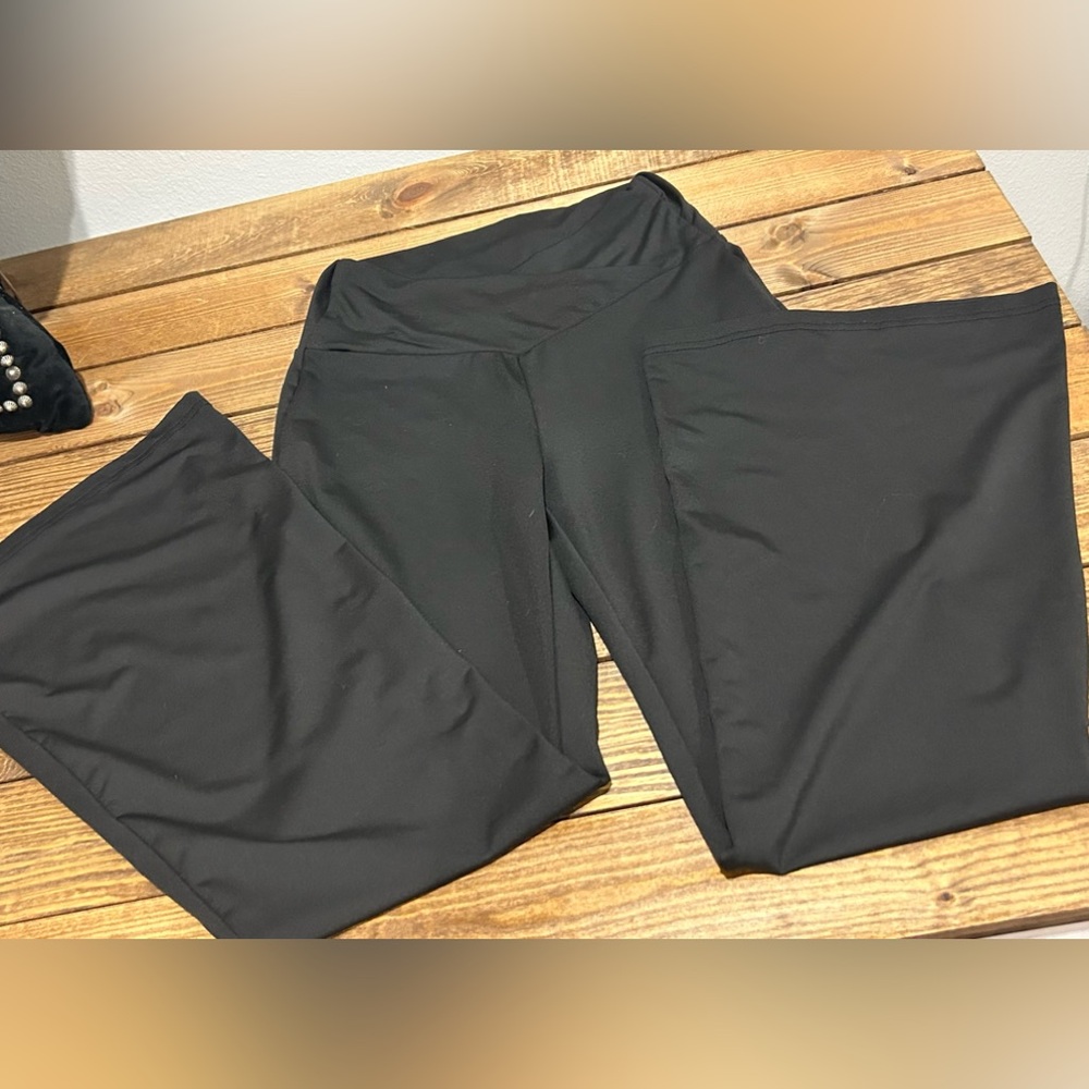 Shein, flare leggings with V cut at the waist.